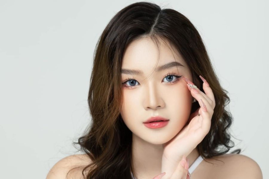 Phun xăm chân mày: Cập nhật các công nghệ mới nhất 2026 16 Một dáng mày cong có thể làm cân đối hơn gương mặt bầu bĩnh của bạn