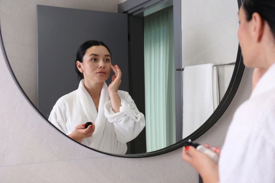 Sử dụng các sản phẩm dịu nhẹ, lành tính khi da nổi mụn đầu trắng sau nặn mụn