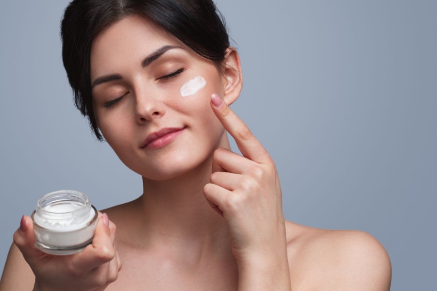 Thoa kem dưỡng ẩm cho da nhạy cảm Thoa kem dưỡng ẩm cho da nhạy cảm