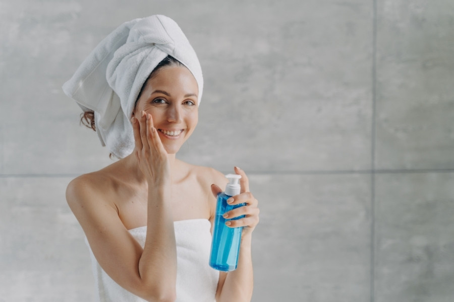 Sử dụng nước hoa hồng có cần rửa lại không? 9 quy trình dùng nước hoa hồng đúng cách