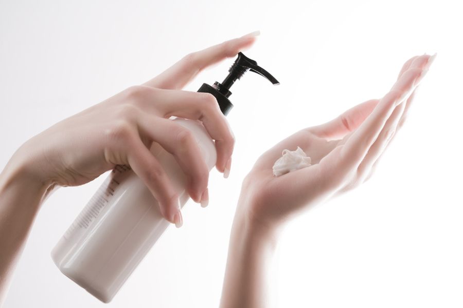 Lotion và Toner khác gì nhau? Khám phá sự khác biệt để có làn da đẹp 2 Lotion có các thành phần làm sáng da, chống lão hóa, giúp chăm sóc da toàn diện