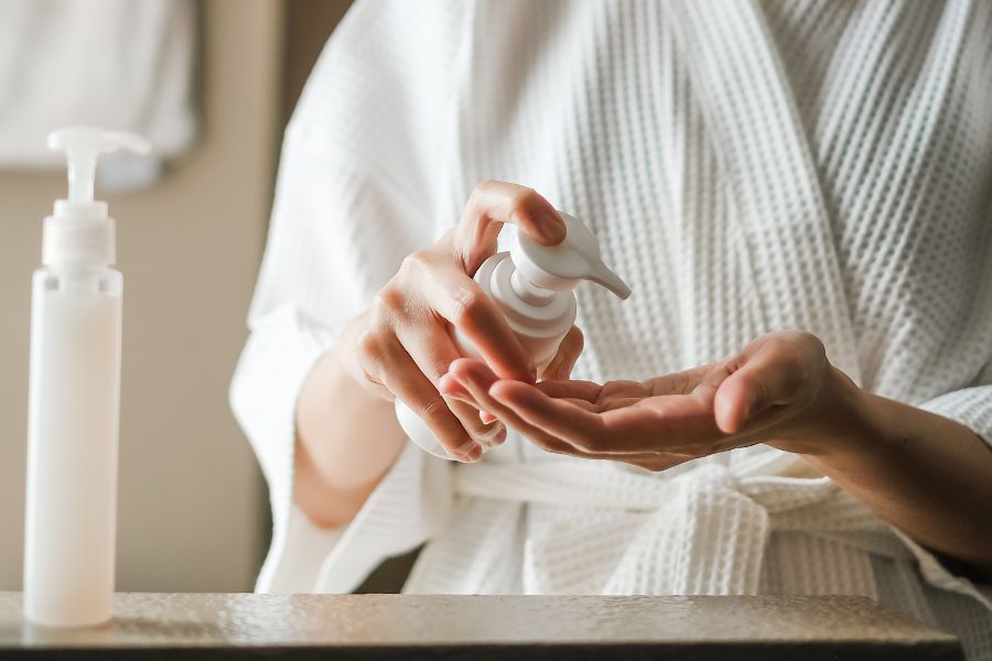 Lotion và Toner khác gì nhau? Khám phá sự khác biệt để có làn da đẹp 5 Tùy thuộc vào loại da, bạn có thể lựa chọn toner hoặc lotion