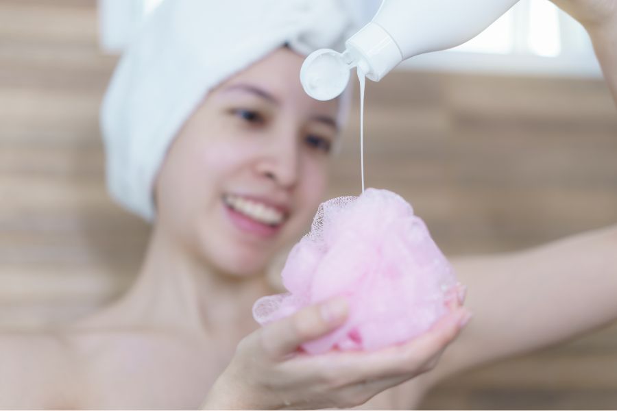 Nên tẩy tế bào chết trước hay sau khi tắm 3 Sữa tắm có thể làm mờ các vết thâm sạm và se khít lỗ chân lông