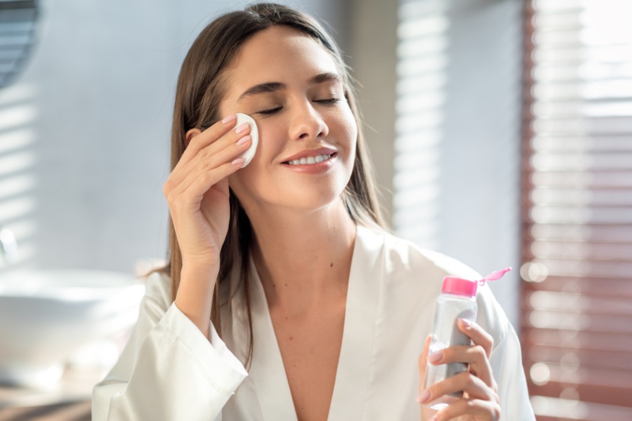 Toner là gì? Toner hay còn gọi là nước cân bằng da là một sản phẩm dạng nước được sử dụng ngay sau bước rửa mặt. 