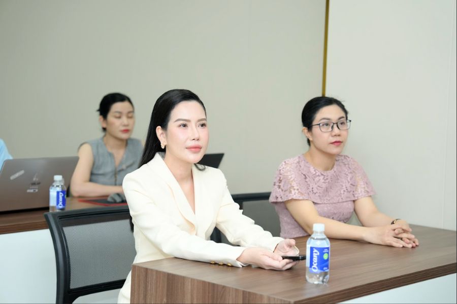 Chị Lê Thái Ngọc 1 Chị Ngọc luôn luôn cập nhật thêm nhiều kiến thức mới về thẩm mỹ để phục vụ khách hàng