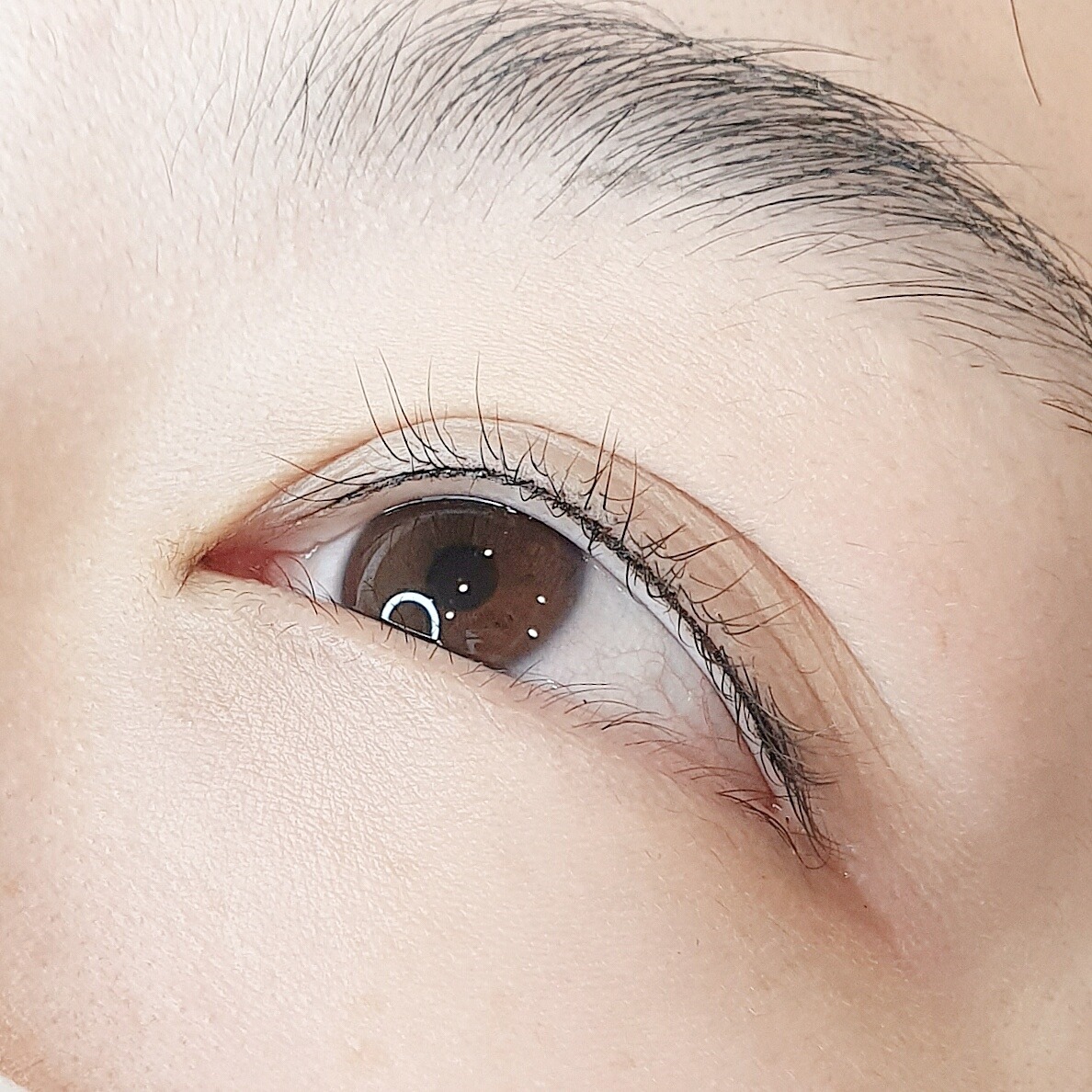 Mí mở tròng vi chạm với đường mí cực mảnh tạo điểm nhấn mắt vô cùng từ nhiên