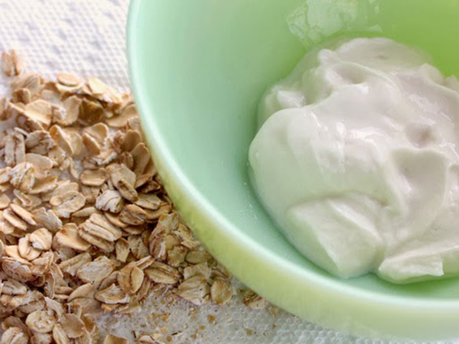 Sữa chua và bột yến mạch là hỗn hợp mang đến hiệu quả trị thâm đầu gối cao