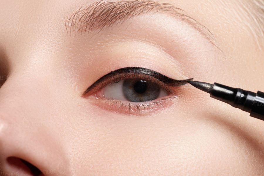 Hướng dẫn cách vẽ eyeliner đẹp tự nhiên đơn giản 11 Sử dụng bút vẽ chân mày sẽ dễ dàng hơn cho người mới bắt đầu