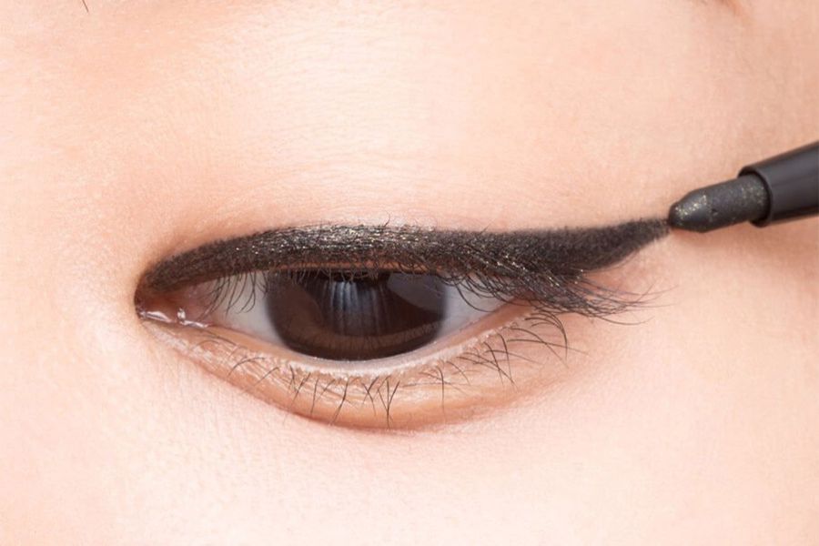 cách kẻ eyeliner cho mắt mí lót