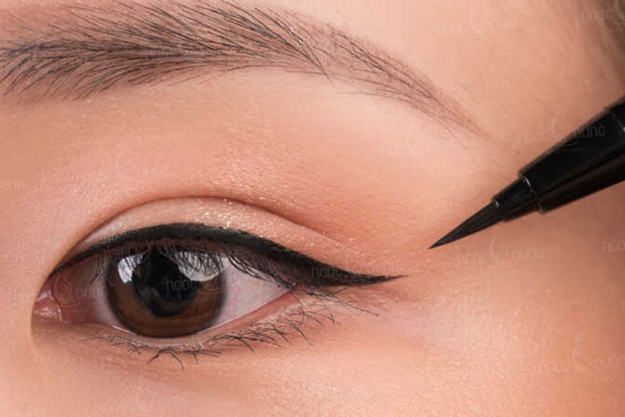 Hướng dẫn cách vẽ eyeliner đẹp tự nhiên đơn giản 8 Bút dạ lông sẽ khiến đường mí sắc nét đầy ấn tượng