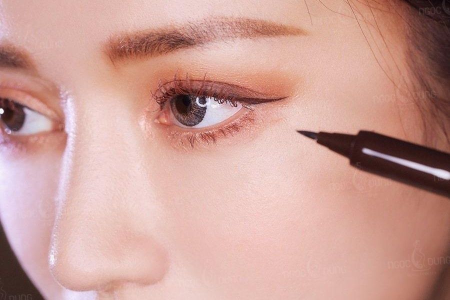 Hướng dẫn cách vẽ eyeliner đẹp tự nhiên đơn giản 4 Một đường eyeliner ngang mảnh giúp đôi mắt bạn trông dài và thanh thoát hơn