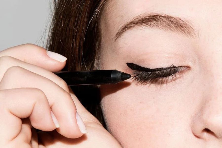 Tránh kẻ eyeliner quá dày, đậm có thể đôi mắt mí lót thêm nặng nề
