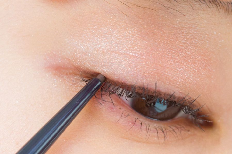 Eyeliner màu nâu hoặc nude sẽ mang lạ vẻ tự nhiên nhẹ nhàng hơn