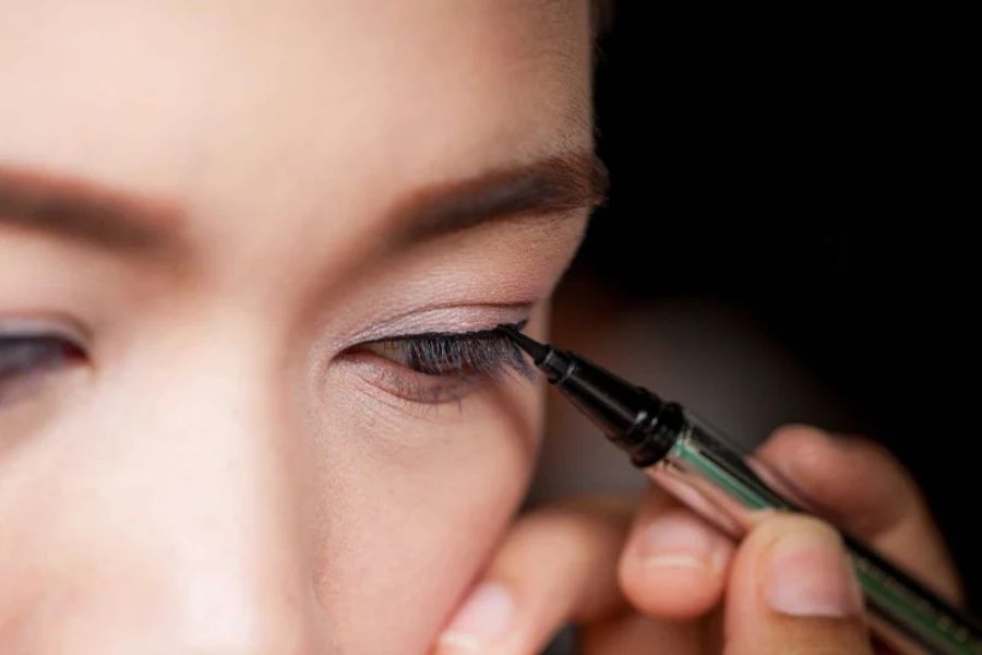 Nên chọn eyeliner chống nước để tránh bị lem trôi