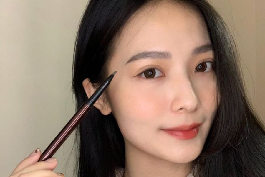 Một đường kẻ eyeliner mảnh sẽ giúp đôi mắt bạn thêm hài hòa cuốn hút