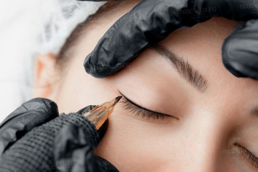 Phun mí mắt giá bao nhiêu? Bảng giá phun mí mắt mới nhất 2026 4 Vùng mí mắt nhạy cảm nên được cân nhắc lựa chọn địa chỉ làm đẹp uy tín, an toàn