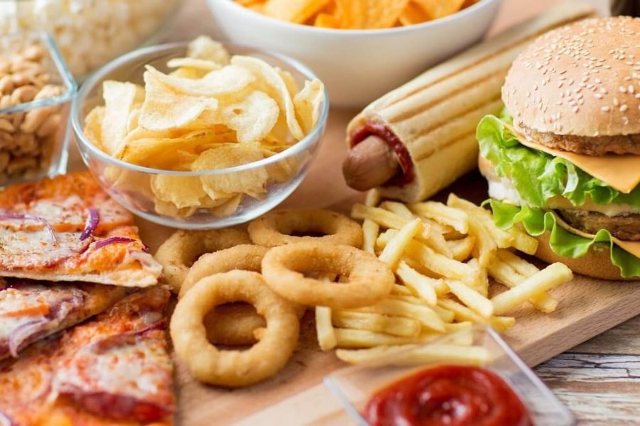 Nên kiêng ăn đồ nhiều dầu mỡ khi bị sưng sau phun xăm mí