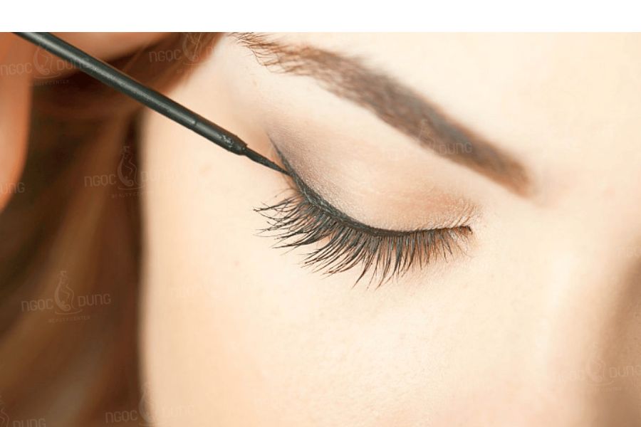 Hướng dẫn cách vẽ eyeliner đẹp tự nhiên đơn giản 7 Vẽ eyeliner bằng bút nước mang lại đường mí đậm sắc nét, cá tính