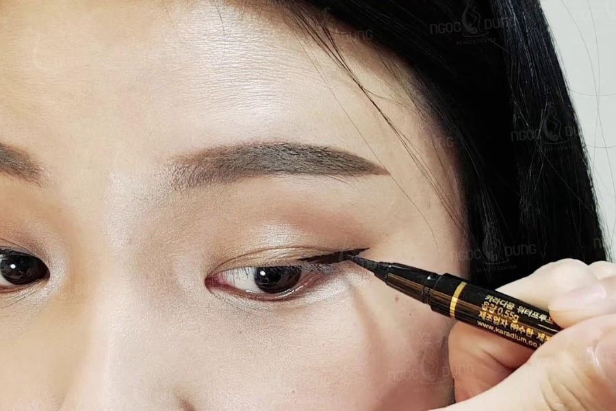 Hướng dẫn cách vẽ eyeliner đẹp tự nhiên đơn giản 9 Bạn nên kẻ eyeliner ở điều kiện đủ ánh sáng, để nhìn rõ vùng mí