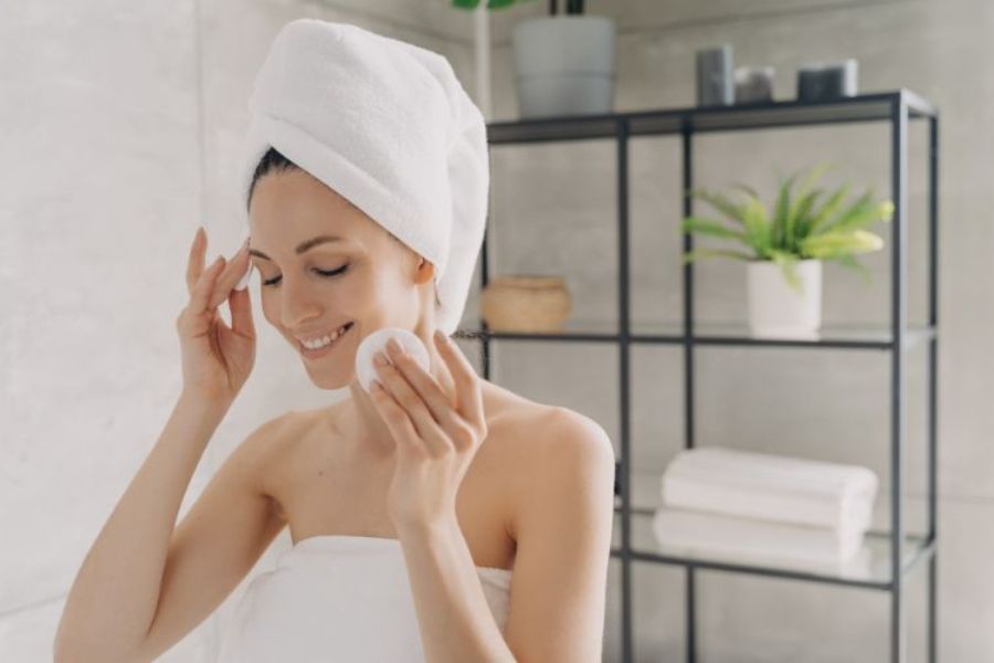 Xóa laser lông mày bị đỏ là do đâu? Phải làm sao? 5 Dùng nước muối sinh lý vệ sinh chân mày, sử dụng kem dưỡng mày sau laser