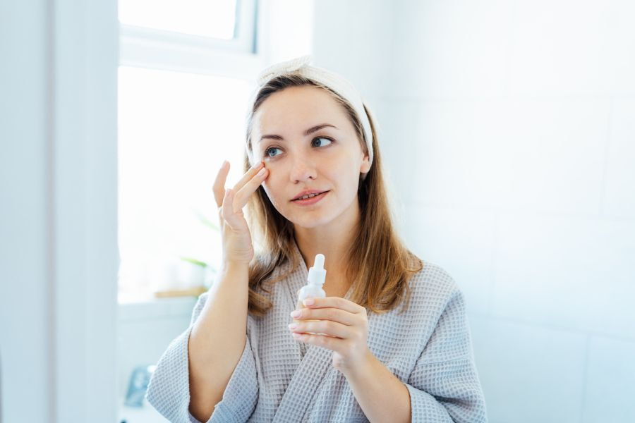 Nên bôi serum HA khi da còn ẩm