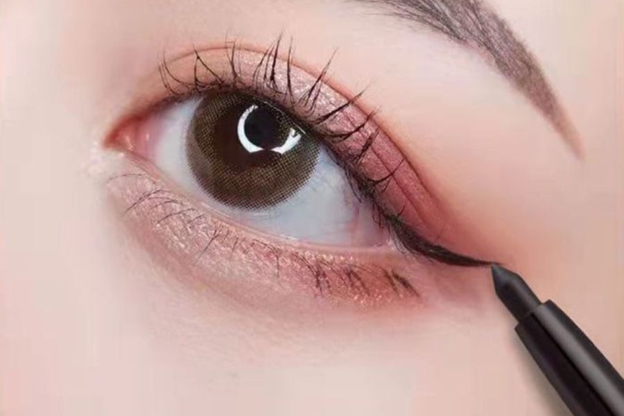Mắt 1 mí trang điểm như thế nào cho đẹp, giúp mắt to tròn tự nhiên hơn? 4 Một đường eyeliner thanh mảnh ôm sát chân mi sẽ khiến đôi mắt bạn trông cuốn hút hơn