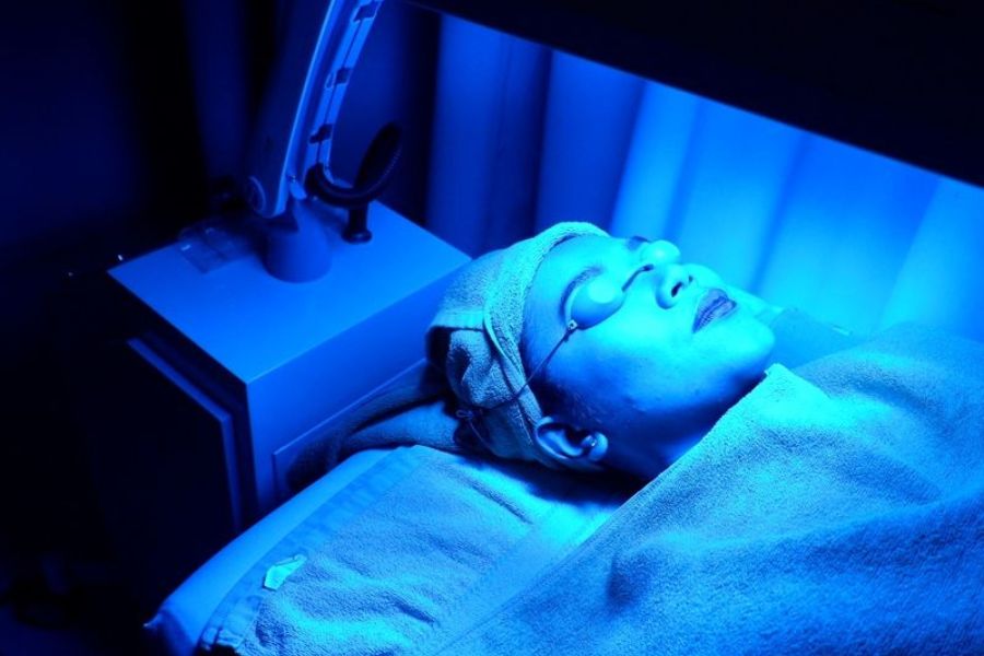 Công dụng của liệu pháp ánh sáng xanh trong điều trị mụn 3 Ánh sáng xanh là liệu pháp làm đẹp phổ biến