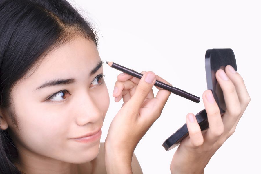 Hãy cân nhắc dáng mày ngang phù hợp với bạn trước khi thực hiện cạo chân mày