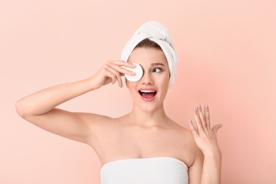 Hạn chế kích ứng vùng cạo lông mày bằng nước hoa hồng