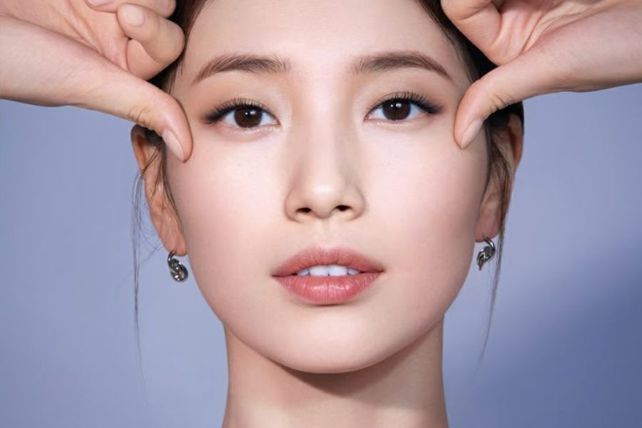 Dáng mày trăng non, cong nhẹ khiến gương mặt trong mềm mại, thanh lịch