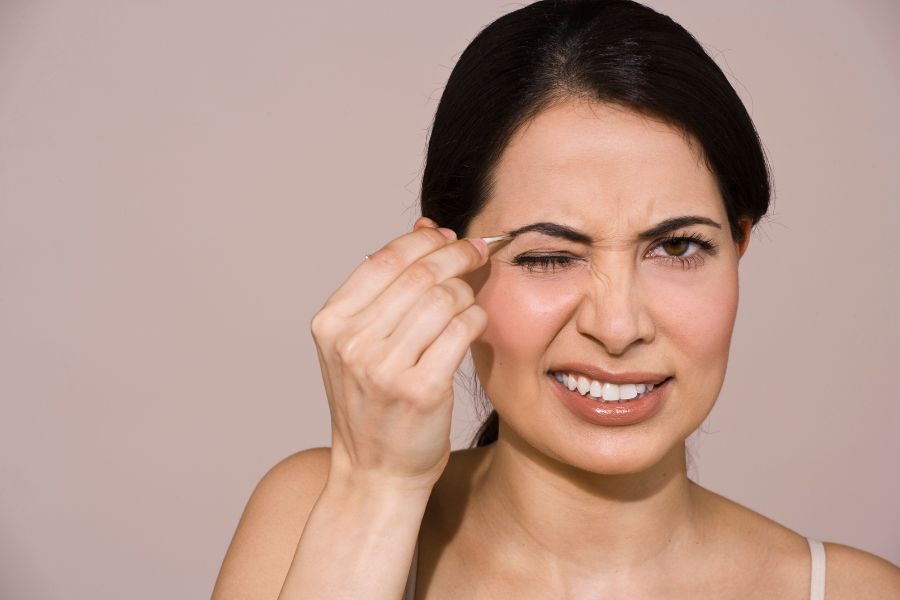 Nhổ lông mày bạc có thể gây tổn thương nang lông, khiến lông mọc ngược, không đều