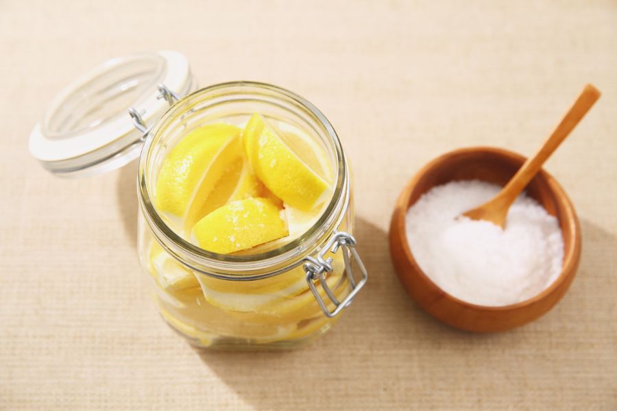 Chanh và muối có thể giúp hút mực phun lông mày, nhưng cần nhiều lần thực hiện để thấy rõ kết quả