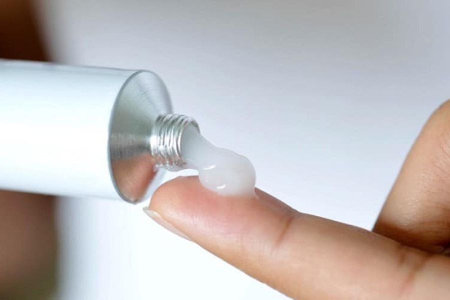 Bạn có thể dùng thuốc bôi để hút mực xăm lông mày