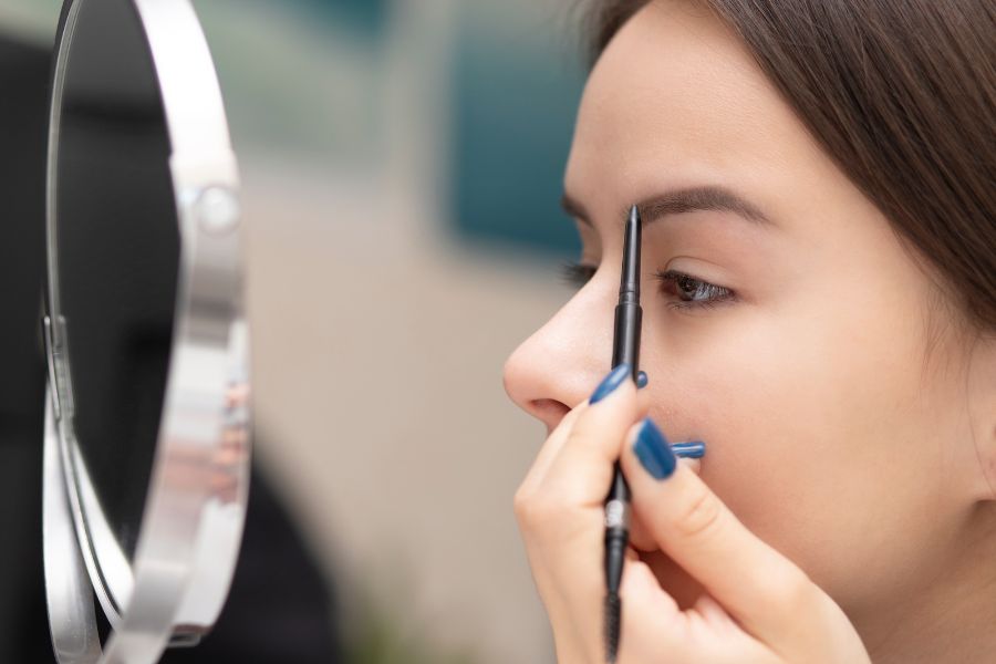 Bạn nên định hình dáng mày và tỉa tót lông mày gọn gàng trước khi kẻ chân mày 