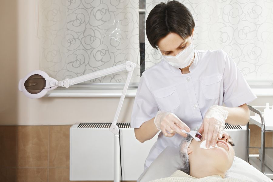 Bằng cách tạo ra những tổn thương vi điểm trên da, kích thích cơ chế tự chữa lành của cơ thể