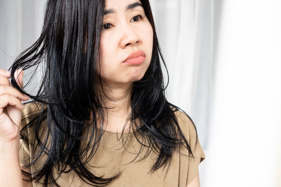 Stress kéo dài cũng là nguyên nhân khiến chân mày và tóc bạc sớm, dễ gãy rụng