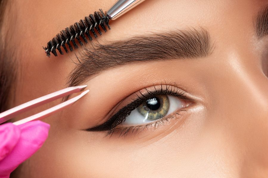 Lông mày mọc dài bất thường có thể do nhiều yếu tố khác nhau từ di truyền đến tuổi tác