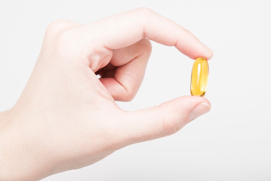 Thoa vitamin E để kích thích mọc lông mày là cách đơn giản dễ thực hiện