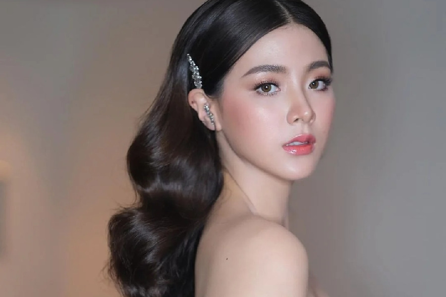 Chì kẻ mày màu nâu đậm, nâu đen hoặc đen xám sẽ phù hợp với màu tóc đen