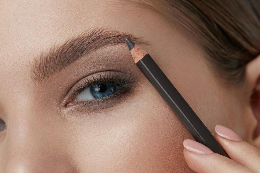 Kẻ lông mày là cách làm tạm thời, có thể cải thiện dáng mày cụp xuống của bạn nhanh chóng