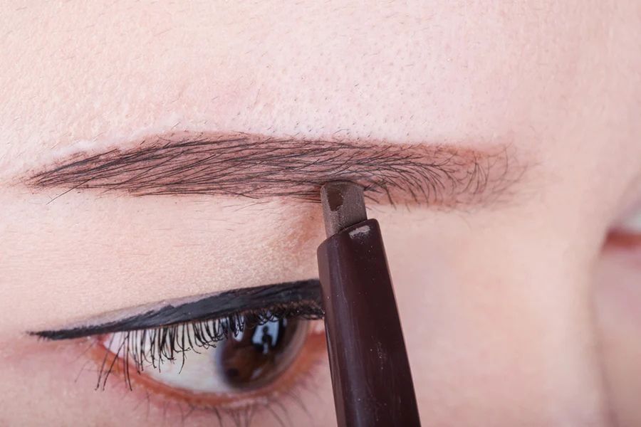Kẻ chân mày là phương pháp để có dáng mày ngang như mong muốn nhanh chóng