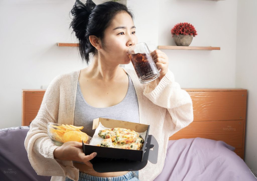 Cách trị thâm mụn nhọt ở mông an toàn và hiệu quả 3 Thói quen ăn uống không lành mạnh cũng dẫn đến tình trạng mụn nhọt ở mông