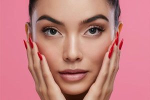 Lông mày hướng lên trên thường thấy rõ ở nhiều người