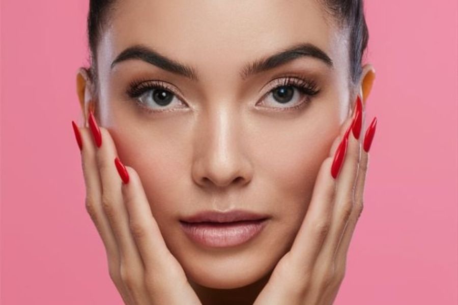 Lông mày hướng lên trên thường thấy rõ ở nhiều người