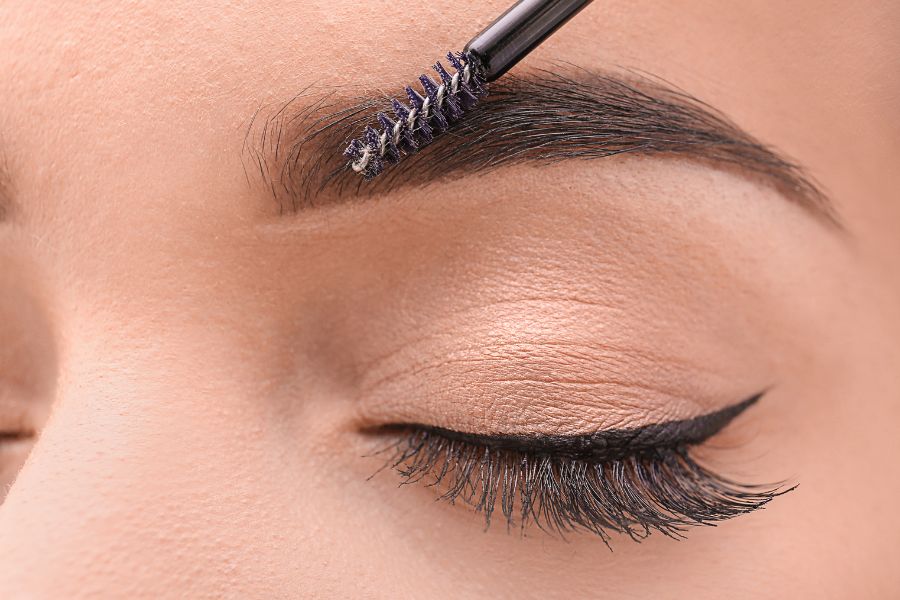 Dùng cọ xoắn để chải giúp lông mày được gọn gàng vào nếp, dễ dàng thao tác threading