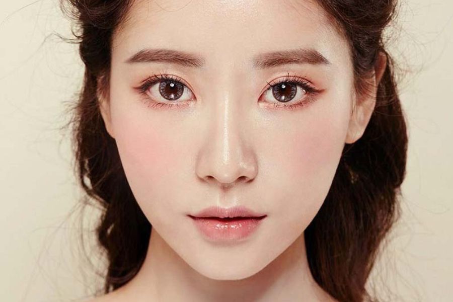 Chân mày ngang giúp gương mặt trông trẻ trung và hiện đại