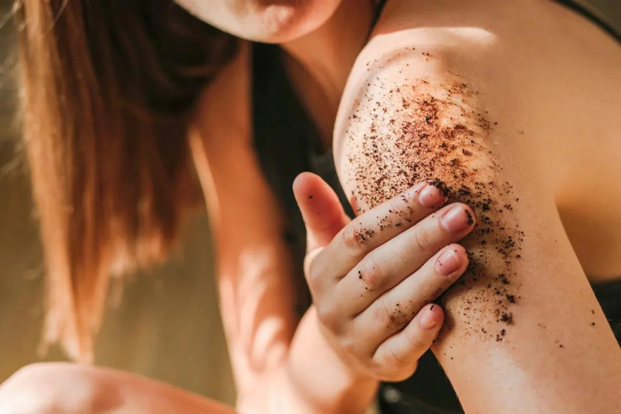 Bã cafe nguyên chất có khả năng loại bỏ tế bào chết, cải thiện làn da thâm sạm