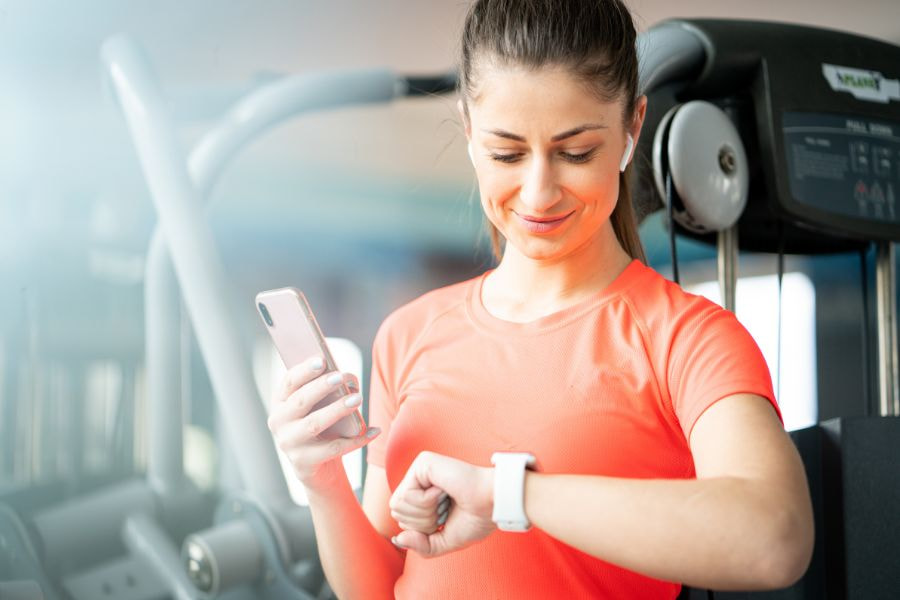 Đeo vòng tay theo dõi sức khỏe cũng giúp bạn dễ dàng kiểm tra kết quả tập luyện