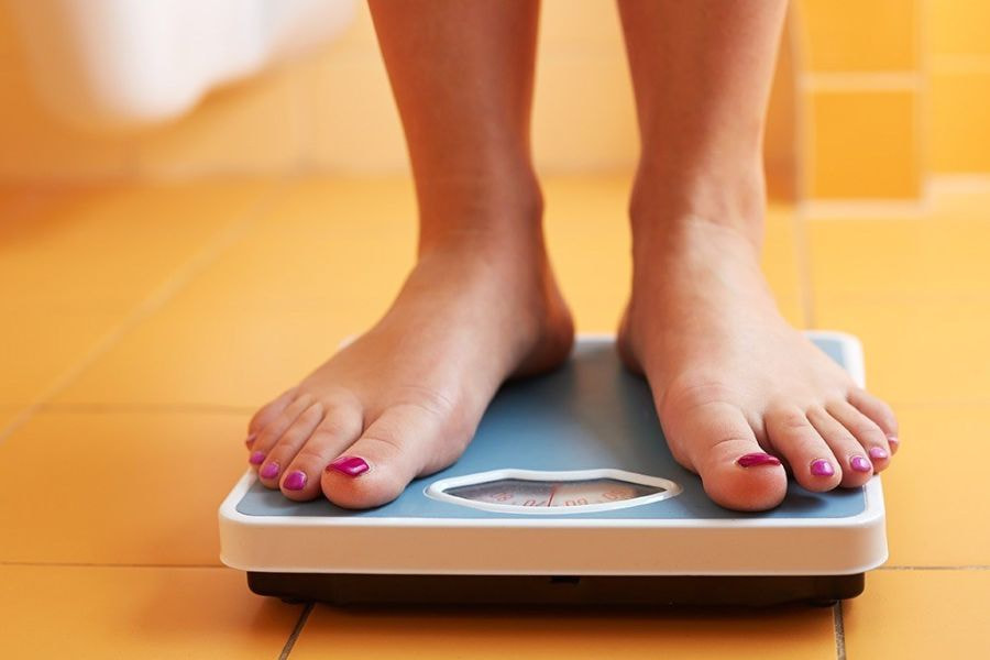 Hãy theo dõi cân nặng thường xuyên để dễ dàng điều chỉnh thực đơn để đạt được mục tiêu giảm cân mong muốn