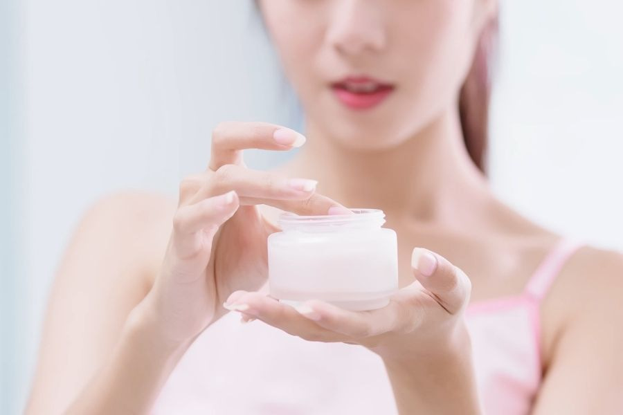 Dùng kem dưỡng ẩm ban đêm cũng là một cách giúp bạn có da căng bóng
